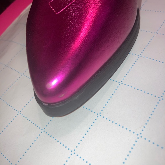 Two sizes available, Us size 8.5.Right toe scuffed pictured. - Picture 3 of 4